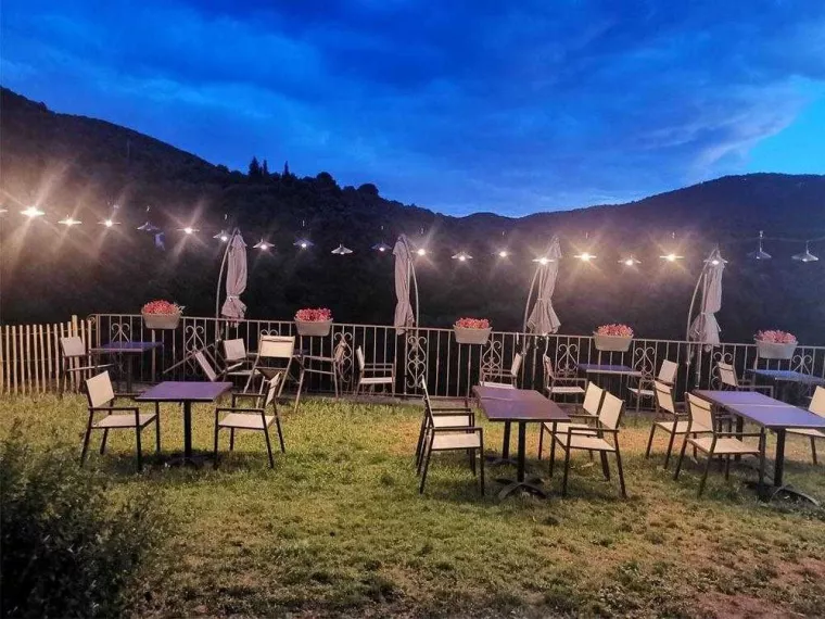 Organiser une soirée conviviale avec une ambiance musicale et des jeux avec une vue sur la montagne, Montpellier, Auberge du Mas de Daumet